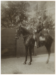 XXXIII-180-5 Erewacht te paard op de straat bij het bezoek van koningin Wilhelmina en koningin Emma aan Rotterdam.