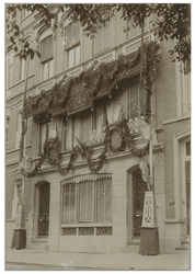 XXXIII-183-3 Versierd huis aan de Westersingel nr. 11 ter gelegenheid van het bezoek van koningin Wilhelmina en ...