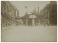 XXXIII-185-2 Straatversieringen in de Diergaardelaan ter gelegenheid van het bezoek van koningin Wilhelmina en koningin ...