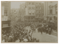 XXXIII-186-2 Vertrek van koningin Wilhelmina en koningin Emma van het Stadhuis, met een grote menigte mensen eromheen. ...