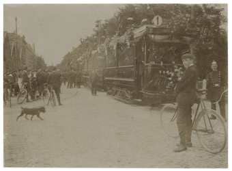 XXXIII-237-02-01 Opening van de eerste elektrische tramlijn op 18 september 1905 aan de Honingerdijk. Langs de zijlijn ...