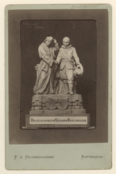 XXXIII-95 In klei geboetseerd standbeeld van Erasmus en Piet Heyn, dat gediend heeft als middenstuk bij de maaltijd die ...