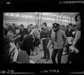 1972-38929-29 Dansend publiek op de Hippy Happy Beurs voor 'twieners' (tieners en Twens) in de Ahoyhal op het ...