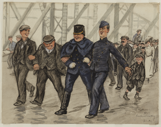 132 Vier mannen, van wie twee in uniform, lopen gearmd en lachend over een brug. Daarachter een groot gezelschap mannen ...