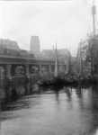 1967-259 De Kolk, links het spoorwegviaduct en het Westnieuwland, op de achtergrond de toren van de Sint-Laurenskerk.Op ...