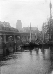 1967-259 De Kolk, links het spoorwegviaduct en het Westnieuwland, op de achtergrond de toren van de Sint-Laurenskerk.Op ...