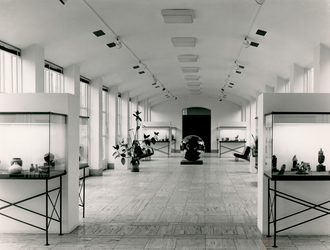 1967-298-EN-299 Tuinzaal in het Museum Boymans van Beuningen aan de Mathenesserlaan.Afgebeeld van boven naar beneden:-298-299