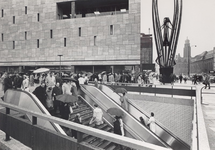 1967-614 De Coolsingel met op de voorgrond de pas in gebruik genomen toegang tot metrostation Beurs en tevens ...