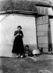 1967-673 Molenaarsvrouw Maartje Ouwendijk-Klein met kind voor de 2e benedenvijzelwatermolen (ondermolen) in de ...