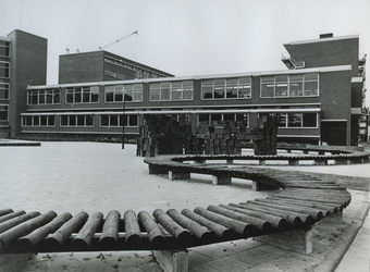 1967-752 LOM-school: Speelplaats aan de voorzijde van de scholen, aangelegd in overleg met de Amsterdamse kunstenaar H. ...