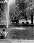 1967-78 Een vissende jongen voor de fontein bij de Heemraadssingel.