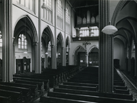 1967-84 Interieur van het middenschip in de kerk 'De Allerheiligste Verlosser' aan de Goudse Rijweg.
