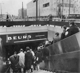 1968-107 Trappen van metrostation Beurs en de voetgangerstunnel onder de Coolsingel.Op de achtergrond de Van ...