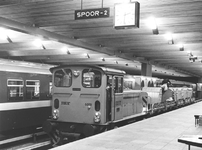 1968-1072,-1073 Schoonmaken van metrostation Stadhuis.Van boven naar beneden afgebeeld:- 1072: Diesellocomotief ...