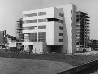 1968-1095 Bouw van het Oecumenisch Centrum, gezien vanuit het zuiden. Op de achtergrond de serviceflat van Wereldhaven ...