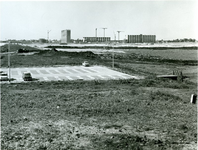 1968-1145 De parkeerplaats aan de Prins Alexanderlaan gezien vanaf het station Rotterdam-Alexander.