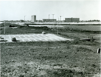 1968-1145 De parkeerplaats aan de Prins Alexanderlaan gezien vanaf het station Rotterdam-Alexander.