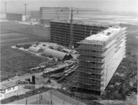 1968-1148 Flat in aanbouw aan de Albert Schweitzerplaats.