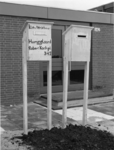 1968-1153 De ingang van de kleuterschool 'Hummeloord' aan de Robert Kochplaats.