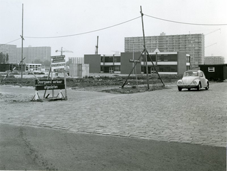 1968-1155 De President Rooseveltweg. Links scholen aan de Robert Kochplaats.
