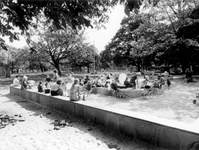 1968-1325 Gezicht op het Heemraadsplein op een zomerse dag.
