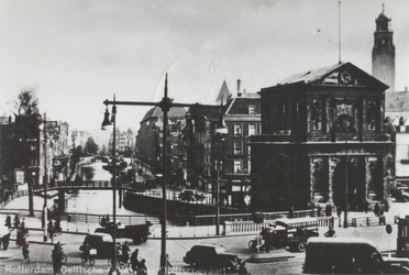 1968-1456 De Delftse Poort en links de Delftsevaart.Op de achtergrond rechts de toren van het stadhuis.