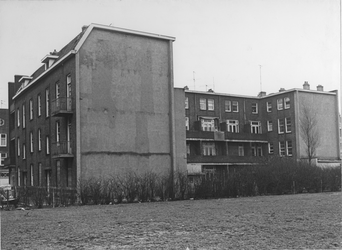 1968-151 Links de panden aan de Taandersstraat, rechts achterzijde huizen aan de Rösener Manzstraat en ...
