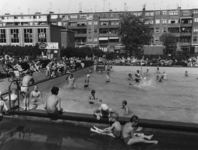 1968-1569 Het buitenbad van het Sportfondsenbad in de Van Maanenstraat.