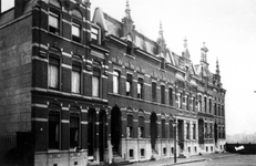 1968-1671 Enkele panden aan de noordzijde van de Ochterveltstraat. Rechts op de achtergrond de Westersingel.