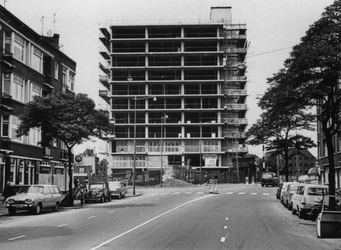 1968-1721 Achterhaven met op de achtergrond het bejaardentehuis in aanbouw.