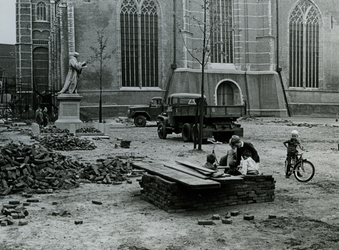 1968-1772 Het Grotekerkplein en de Sint-Laurensplaats worden bestraat met vooroorlogse klinkers.Op de achtergrond het ...