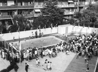 1968-1935 Opening van het zweminstruktiebad Delfshaven achter de Piet Heinschool aan de Coolhavenstraat, op 28-8-1968 ...