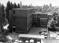 1968-2074 Gezicht op de Gemeentelijke Middelbare school voor de Detailhandel aan het Karel Doormanhof vanuit het gebouw ...