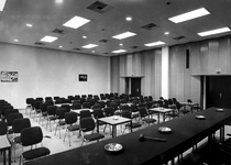 1968-2276 Een zaal in het voormalige Blauwe Zaal - complex van de Beurs, op beursdagen in gebruik als foyer, de deuren ...