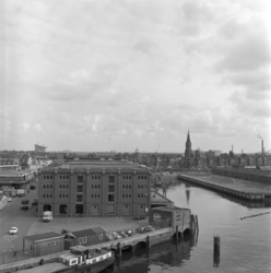 1968-2314 De Binnenhaven en de Entrepôthaven gezien vanaf het dak van het Poortgebouw.