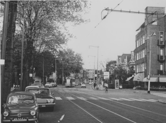 1968-2566 De Oudedijk, gezien vanaf de 's-Gravenweg met rechts de Kortekade.