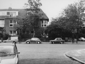 1968-2590 De Oudedijk, gezien vanaf de Adamshofstraat.