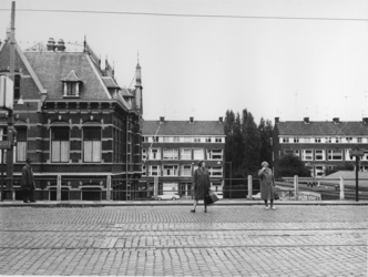 1968-2631 Gebouw van de Sociale Dienst aan de Oostzeedijk. Vroeger het gebouw van de gasfabriek.