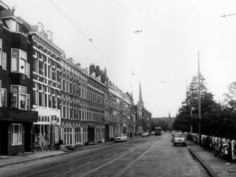 1968-2648 Gezicht op de Honingerdijk. Achtergrond de toren van de Sint-Lambertuskerk.