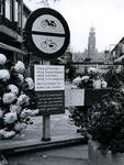 1968-2794 Gezicht op de Korte Lijnbaan met versierde kruiwagens en andere attributen van gemeentewerken bij het einde ...
