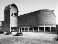 1968-2814 De zij-ingang van de Nederlands Hervormde Immanuelkerk aan de Berlagestraat.