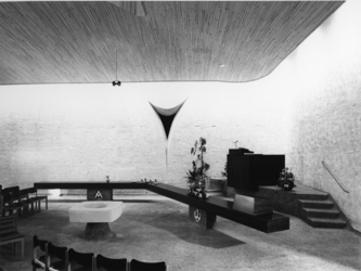 1968-2816 De kansel, de avondmaaltafel en het doopvont van de Nederlandse Hervormde Immanuelkerk aan de Berlagestraat.