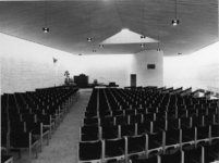 1968-2833 De kerkzaal en de kansel van de Nederlandse Hervormde Immanuelkerk aan de Berlagestraat.