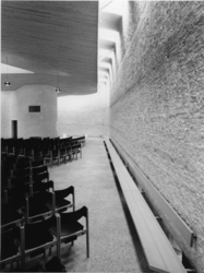 1968-2834 De rechterkant van de kerkzaal in de Nederlandse Hervormde Immanuelkerk aan de Berlagestraat.