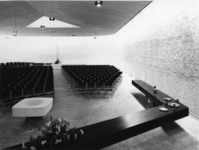 1968-2835 De achterkant van de kerkzaal in de Nederlandse Hervormde Immanuelkerk aan de Berlagestraat.