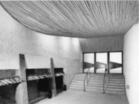 1968-2838 De garderoberuimte in de Nederlandse Hervormde Immanuelkerk aan de Berlagestraat.