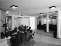 1968-2840 De kleine zaal met bar in de Nederlandse Hervormde Immanuelkerk aan de Berlagestraat.