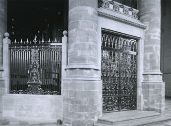 1968-2855 Kooromgang en toegang achterzijde van het koperen koorhek van de Sint-Laurenskerk.