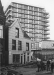 1968-3023 Gezicht op de Havenstraat bij de Oranje-Nassaustraat. Op de achtergrond woonflat in aanbouw aan de ...