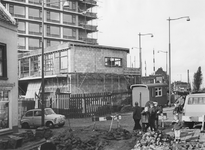 1968-3160 Gezicht op de Havenstraat bij de Oranje-Nassaustraat. Op de achtergrond woonflat in aanbouw aan de ...